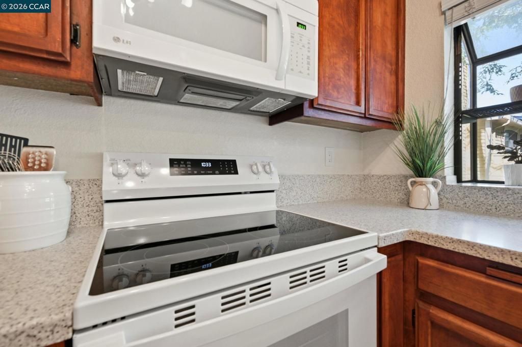 Image 8 of property listing at 701 701 Center Ave, Martinez, CA 94553