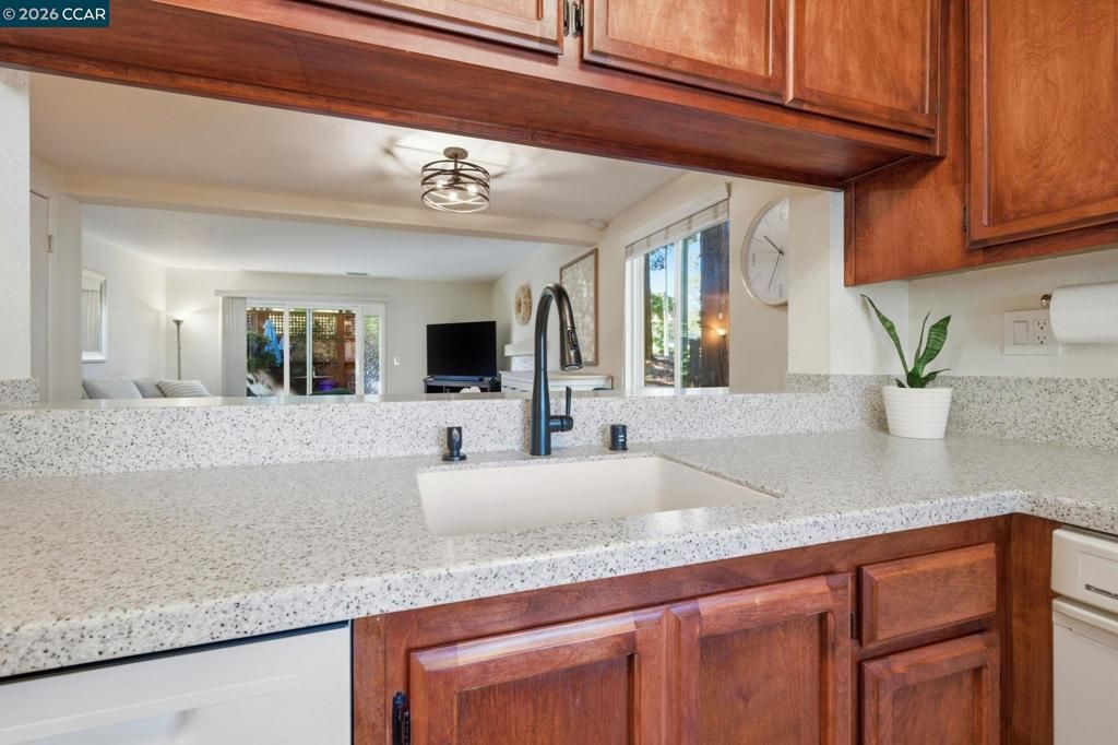 Image 9 of property listing at 701 701 Center Ave, Martinez, CA 94553