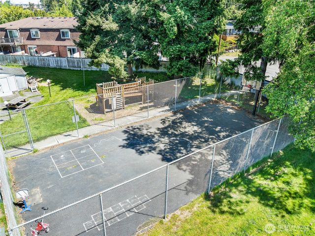 8823 Holly Drive #H207, Everett, WA 98208