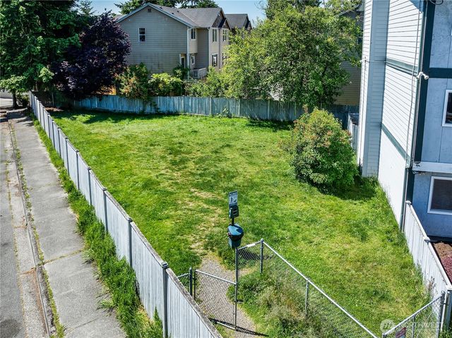 8823 Holly Drive #H207, Everett, WA 98208