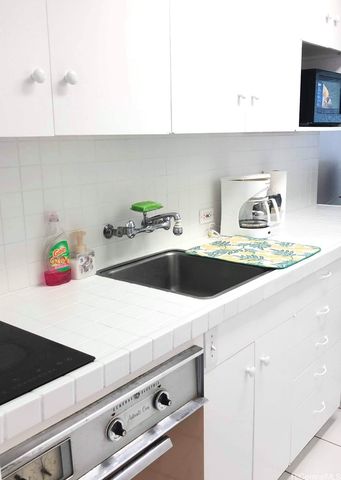 425 Ena Road 802C, Honolulu, HI 96815