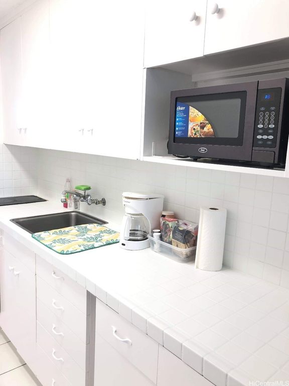 425 Ena Road 802C, Honolulu, HI 96815