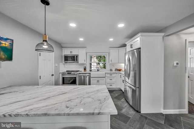 30 GLEN MOORE CIR, Lancaster, PA 17601