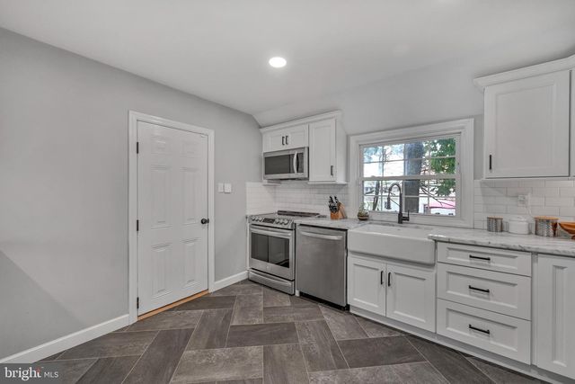 30 GLEN MOORE CIR, Lancaster, PA 17601