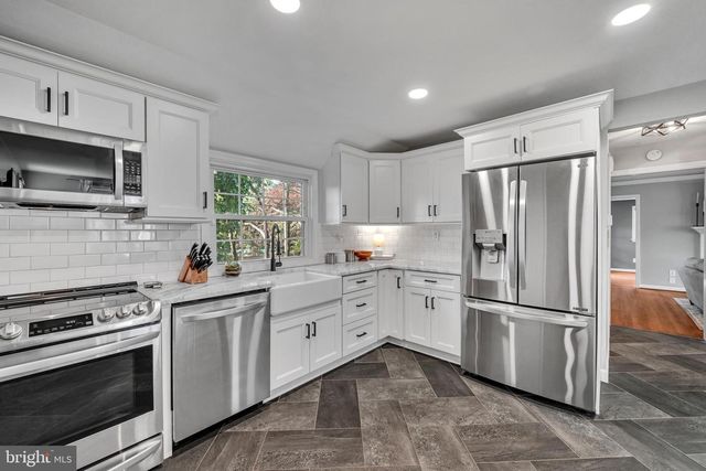 30 GLEN MOORE CIR, Lancaster, PA 17601