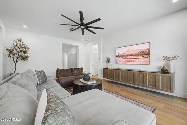 2279 E WARBLER Road, Gilbert, AZ 85297