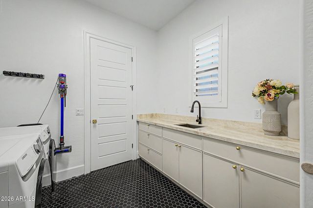 2279 E WARBLER Road, Gilbert, AZ 85297