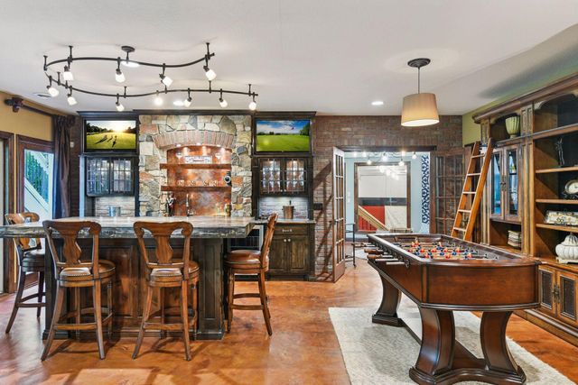 10005 Trails End Road, Chanhassen, MN 55317