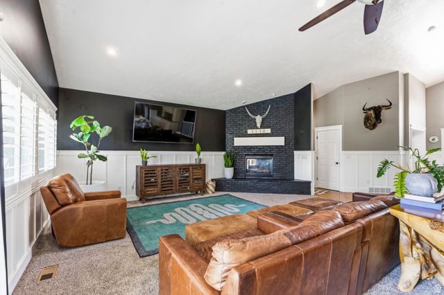 2433 W SADDLE HORN CIR, Bluffdale, UT 84065