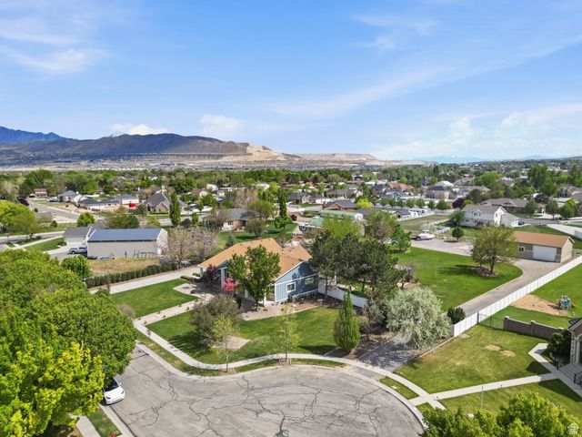 2433 W SADDLE HORN CIR, Bluffdale, UT 84065