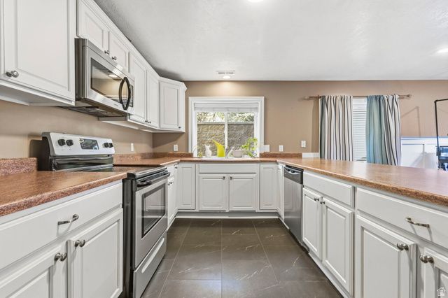 2433 W SADDLE HORN CIR, Bluffdale, UT 84065