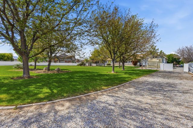 2433 W SADDLE HORN CIR, Bluffdale, UT 84065