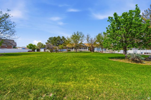 2433 W SADDLE HORN CIR, Bluffdale, UT 84065