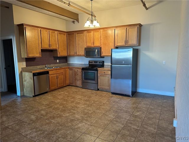 617 East Hiawatha Boulevard 10, Syracuse, NY 13208