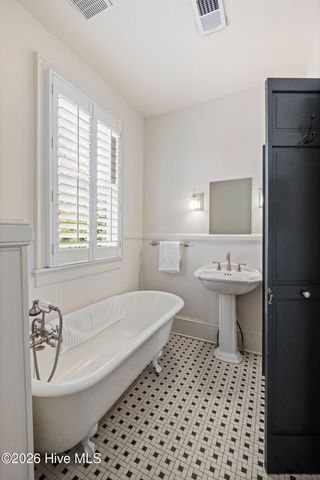 121 S 5th Avenue, Wilmington, NC 28401