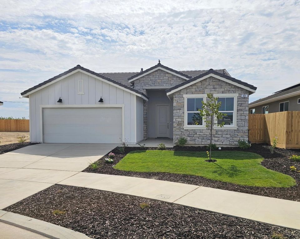 Image 1 of property listing at 461 S Barcus Avenue, Kerman, CA 93630