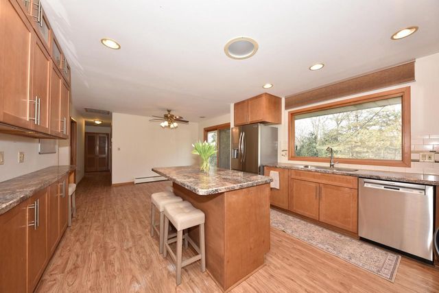 5600 Lakeview DRIVE, Greendale, WI 53129