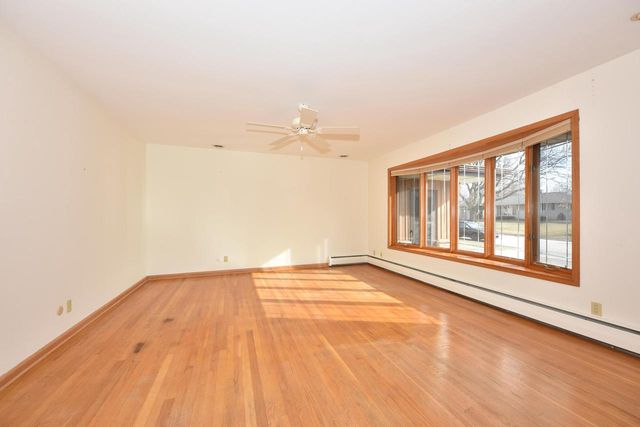 5600 Lakeview DRIVE, Greendale, WI 53129