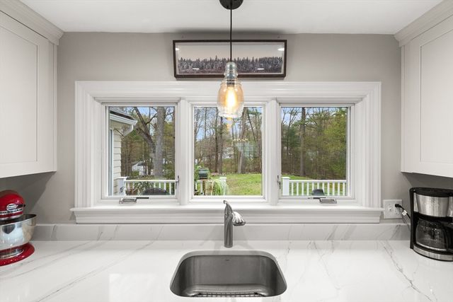 27 Colrain Rd, Topsfield, MA 01983