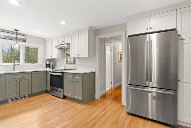 27 Colrain Rd, Topsfield, MA 01983