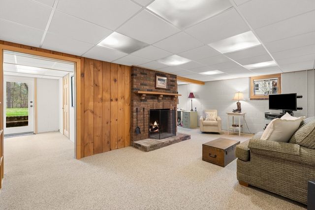 27 Colrain Rd, Topsfield, MA 01983
