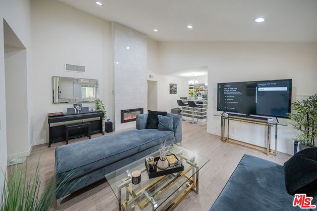 15425 Sherman Way 241, Los Angeles, CA 91406