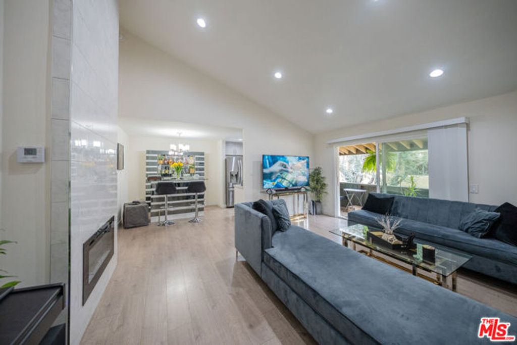 15425 Sherman Way 241, Los Angeles, CA 91406