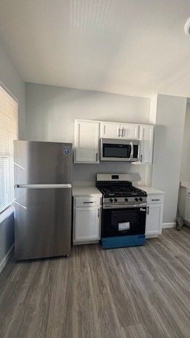 8211 S Escanaba Avenue 1, Chicago, IL 60617