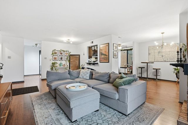 310 SHERIDAN Drive 1D, Willowbrook, IL 60527