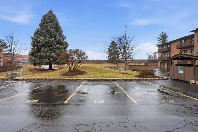 310 SHERIDAN Drive 1D, Willowbrook, IL 60527