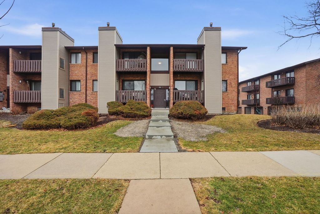 310 SHERIDAN Drive 1D, Willowbrook, IL 60527