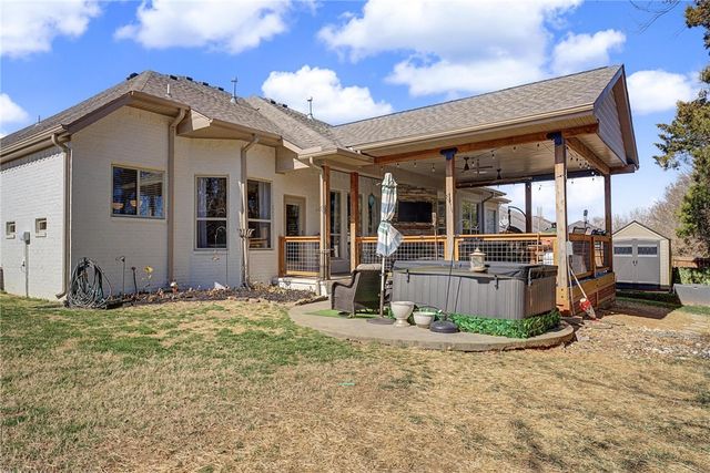 3340 N Doyne Hamm Drive, Fayetteville, AR 72703