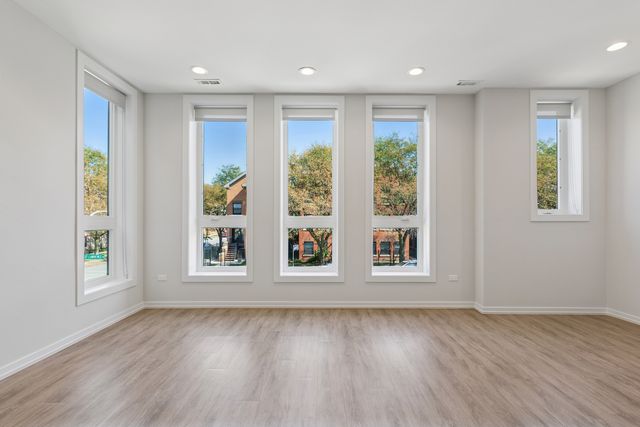 4904 S Saint Lawrence Avenue 2, Chicago, IL 60615