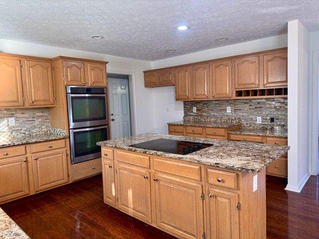 11458 Sutton Place Drive W, Carmel, IN 46032