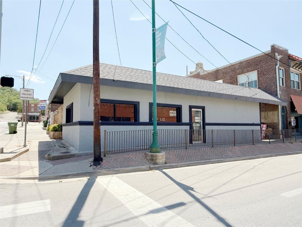 220 N Oak Avenue, Mineral Wells, TX 76067