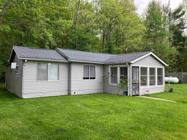 2898 Lakeshore Drive, Gladwin, MI 48624