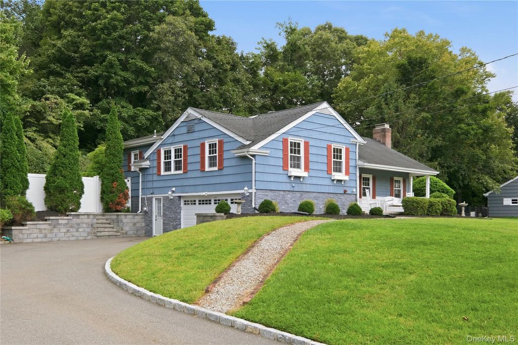 4 Honey Lane W, Miller Place, NY 11764 — photo 2