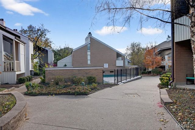 670 Coeur De Royale Drive C, Creve Coeur, MO 63141