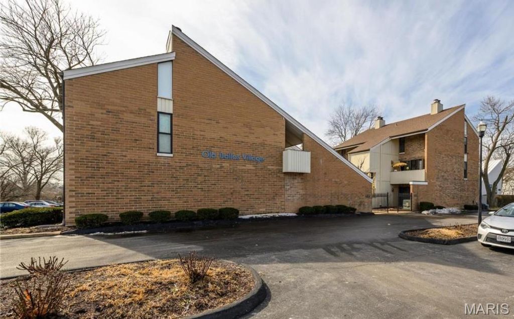 670 Coeur De Royale Drive C, Creve Coeur, MO 63141