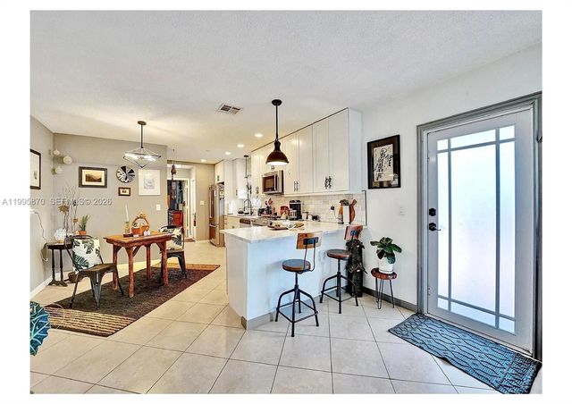 381 NE 42nd St, Oakland Park, FL 33334
