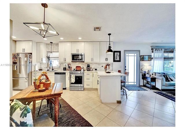 381 NE 42nd St, Oakland Park, FL 33334