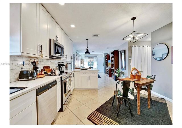 381 NE 42nd St, Oakland Park, FL 33334