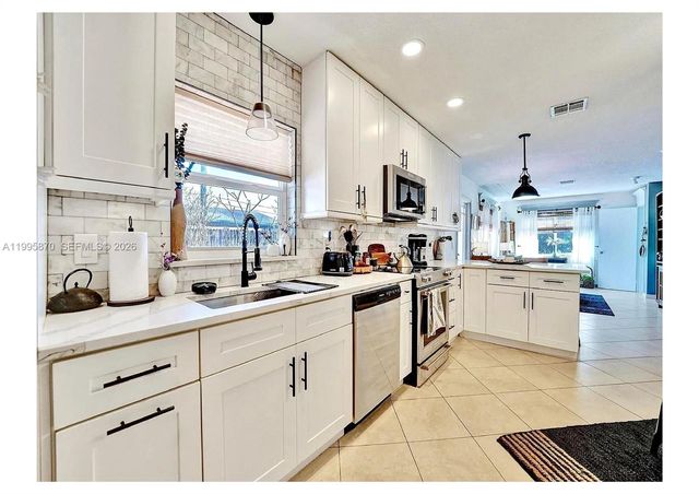 381 NE 42nd St, Oakland Park, FL 33334