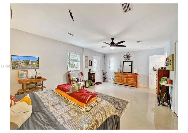 381 NE 42nd St, Oakland Park, FL 33334