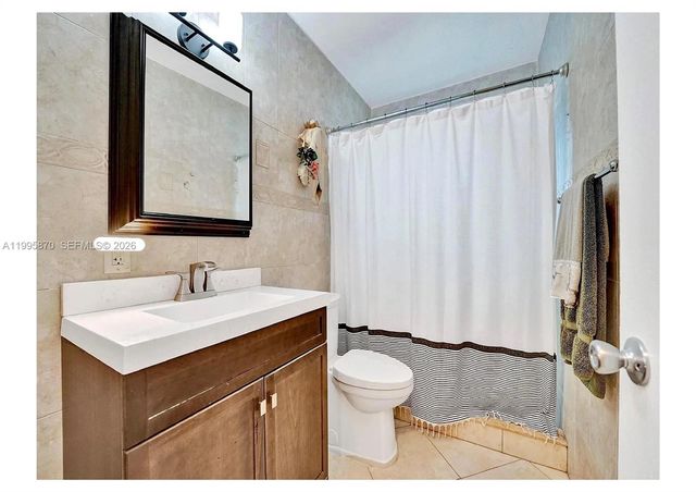 381 NE 42nd St, Oakland Park, FL 33334