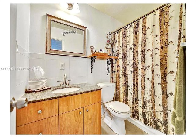 381 NE 42nd St, Oakland Park, FL 33334