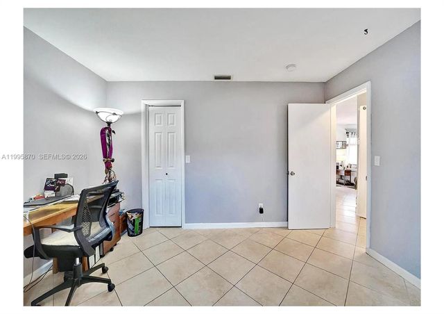 381 NE 42nd St, Oakland Park, FL 33334