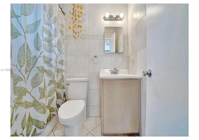 381 NE 42nd St, Oakland Park, FL 33334