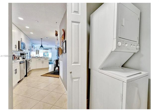 381 NE 42nd St, Oakland Park, FL 33334