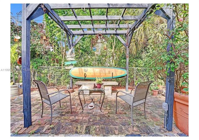 381 NE 42nd St, Oakland Park, FL 33334